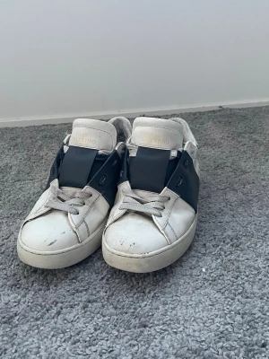 Valentino Opens - Valentino Opens | Skick 4 | Nypris 7300kr mitt pris 599kr |  Storlek 42 | Hör av dig vid minsta fundering eller fråga! 📩OBS! Notera skada på sulan på skorna!