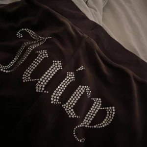 Bruna Juicy Couture byxor XXS - Fina mörkbruna ekta juicy byxor med detaljer där bak, är i storlek xxs. Säljer pga något för korta för mig!! Jag är 160cm 