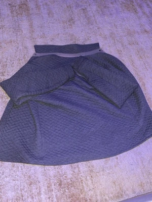 Mörkgrå quiltad skjorta Rock And Blue - Säljer en mörkgrå quiltad skjorta från Rock And Blue. Skjortan har lång ärm, klassisk krage och knappar framtill. Materialet är mjukt och quiltat vilket ger en schysst struktur och extra komfort. Perfekt för dig som gillar en avslappnad men ändå stilren look.