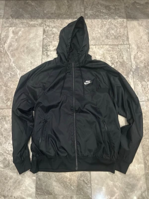 Nike vindjacka - Snygg svart vindjacka från Nike med dragkedja framtill, storlek Large. Enbart använd enstaka gång då den var för stor för mig😄