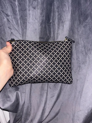Malene Birger handväska  - Jag säljer denna handväskan då den inte kommer till användning! Den är äkta och pris kan diskuteras