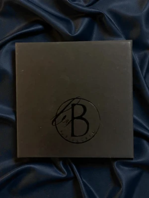 Silverfärgat kedjearmband Hallgren - Stilrent och chunky armband i silverfärgad metall från Hallgren. Armbandet har en kraftig kedjedesign som ger en modern och edgy look. Perfekt accessoar för att lyfta din outfit med en cool detalj.