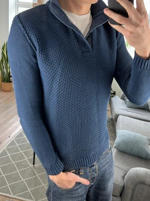 Stickad mörkblå quarter zip  - Simpel och snygg! Mått: A:44 B:48 C:44 D:64 (cm) Skriv vid fundering 😊✌️