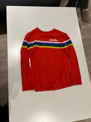 Röd långärmad topp från Ellesse - Säljer denna fina tröja från ellesse, köpt second hand men endast använd ett fåtal gånger så i väldigt fint skick! Bara att skriva vid fler frågor