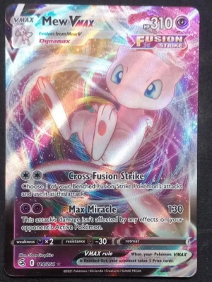 Pokémonkort Mew VMAX Fusion Strike - Endast kontant pga strul med bank id. Möts upp i Stockholm-Barkarby. Mycket bra skick och kommer i en plastficka Säljer ett holografiskt Pokémonkort av typen Mew VMAX från Fusion Strike-serien. Kortet har färgglad, glittrig design med motiv av Mew och detaljer i silver och rosa. Perfekt för samlare eller Pokémon TCG-spelare.