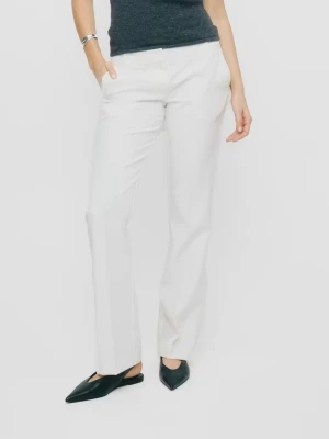 Bikbok Vera kostymbyxa - Jag säljer mina supersnygga Vera kostymbyxor från Bikbok så dem tyvärr aldrig kommit till användning, de är alltså i absolut nyskick.   Modellen är low waist och har en snygg flare med slits nedtill. Perfekta till våren och sommaren! 🤍 ☀️