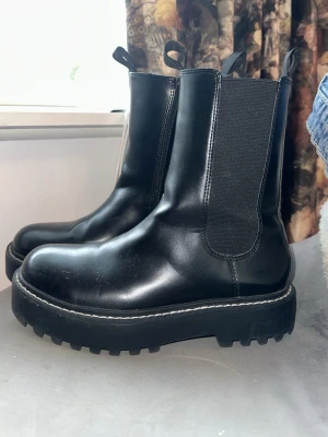Chunky svarta chelsea boots - Säljer ett par chunky svarta boots i stolek 35, från hm, bra skick.