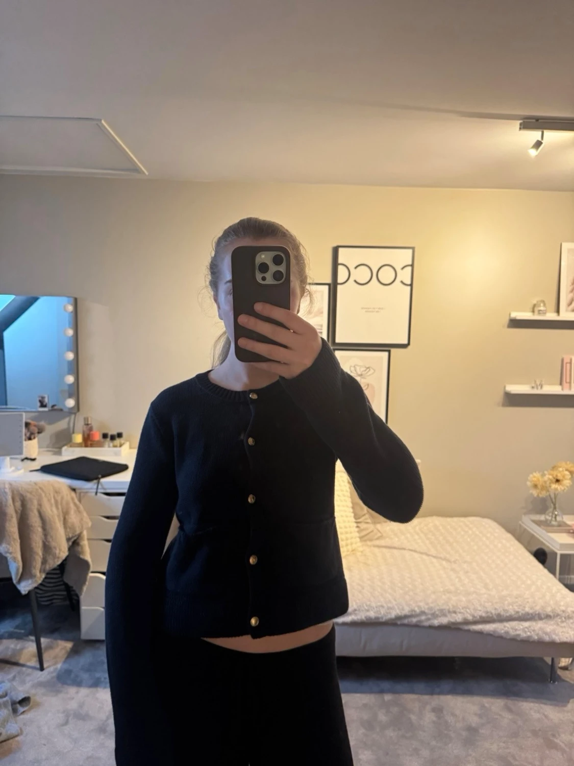 Mörkblå kofta med guldknappar