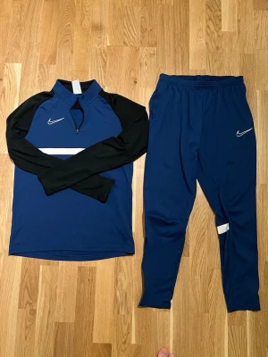 Nike Tracksuit - Elegant Nike Tracksuit för män till salu. Byxorna är storlek M och hoodie är storlek S, men det är mer som S. Väldigt skön och mjukt material, perfekt för vardagen eller träningen.  Hör av er vid intresse/funderingar.  PRIS KAN DISKUTERAS!