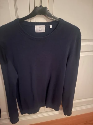 tröja från Bläck - En stilren ljusblå tröja från Bläck med rund halsringning och långa ärmar. Tröjan har en enkel och klassisk design, perfekt att matcha med olika outfits. Materialet känns mjukt och bekvämt mot huden. Ny pris 599 mitt pris 249 använd inte så mycket.