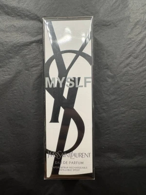 Yves Saint Laurent MYSLF Eau de Parfum - Upptäck MYSLF Eau de Parfum från Yves Saint Laurent. Parfymen kommer i en elegant, rektangulär flaska med stor YSL-logga i svart och tydlig text.  