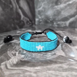 Handgjort Armband Somaliska Flaggan - ✨️Justerbart, enkelt att öppna och stänga ✨️Kan stängas till en 15cm omkrets och öppnas bredast till ca 27cm omkrets ✨️Höjden av flagg-delen är 1,3cm ✨️Flagg-delen minus "glidknuten" är 14cm lång ✨️Skickas inom en vecka så fort tillverkningen är klar