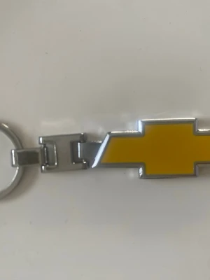 Nyckelringar med bilmotiv - snygga nyckelringar i metall med bilmotiv: en med Chevrolets klassiska gula logotyp och en med Fords blå ovala logga. Perfekta accessoarer för bilälskare som vill visa vilket märke de gillar mest. Båda har en robust metallring för nycklar. 69kr/st , finns fler kvar 