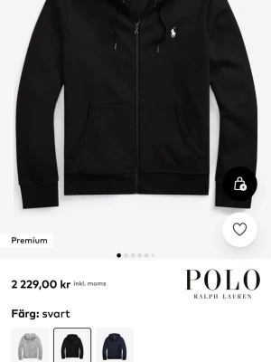 Polo Ralph lauren zip upp - En snygg och bekväm zip upp hoodie från polo Ralph Lauren.  Passar verkligen med allt och perfekt att ha i sin garderob. Ny pris ligger på 2290 kr men mitt pris är 275 äkta först till kvarn