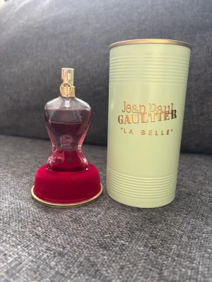 Jean Paul Gaultier La Belle parfym - PRISET KAN DISKUTERAS!!!!                        Säljer en Jean Paul Gaultier La Belle parfym 30ml. Parfymen är i orginal förpackning.