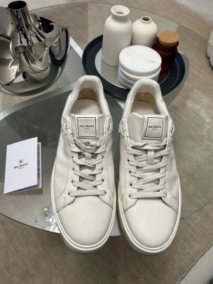 Vita Balmain sneakers  - Hej! Säljer ett par fräscha vita Balmain sneakers i läder. Köpte dom på abc i östra Hamngatan.| Nypris:-5260| Mitt pris-: 2699| Storlek 43. Inga defekter osv, endast lite smuts som går att få bort enkelt. Kvitto och box tillkommer. DMa