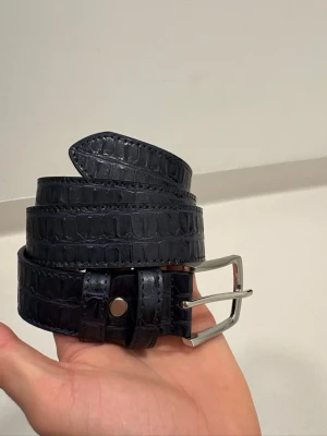 Crocodile bälte - Marinblå krokodil läder bälte //  Nytt skicka aldrig använd //  Längd utan spänne 105cm  Bredd 3cm Skriv vid minsta fråga eller fundering🤝