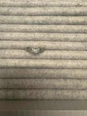 Silverfärgad ring med bladmönster - Säljer en snygg silverfärgad ring med ett detaljerat bladmönster runt hela ringen. Ej älta silver.