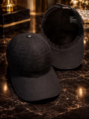 Svart keps från Fendi i bomull - Snygg svart keps från Fendi med diskret FF-mönster över hela framsidan. Tillverkad i 100% bomull och har klassisk böjd skärm. Märkt med Fendi-logga på insidan och tillverkad i Italien. Perfekt accessoar för en stilren och exklusiv look.