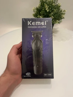 Kemei trimmer KM-2299  - Kemei Professional Hair Clipper KM-2299 med USB-laddning. Svart design med ergonomiskt grepp, perfekt för att trimma hår och skägg. Levereras i originalförpackning och är enkel att använda tack vare sladdlös funktion.