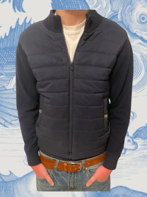 Cardigan - Stilren mörkblå cardiganjacka från Sayless. Den är i ganska bra skick original pris 1299kr lite defekter men inte farliga 