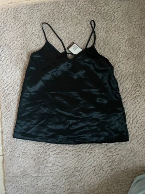 Svart siden topp🎀 - En jätte snygg svart siden topp/linne med lite ur skuren rygg💞 helt ny med prislappen kvar!