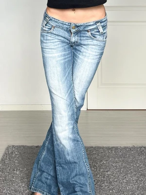 Lee jeans - Midjemått: 37cm rakt över, innerbenslängd: 82cm 💗