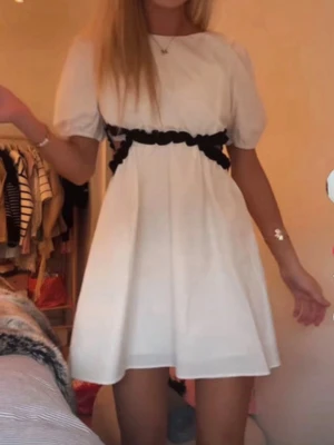 Vit klänning Zara - Så fin o populär klänning ifrån Zara! Storlek 156 men passar XS/S. Lånade bilder då jag aldrig använt klänningen själv 💗 prislappar kvar