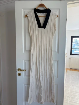 Stickad långklänning M nyskick  - Pris 219kr 