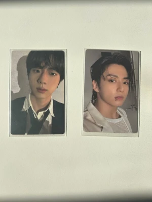 Säljer bts photocards - Säljer bts photocards. Ett från Jin the astronaut och ett från jungkook golden album. 50kr styck eller 90kr för båda. Mycket bra skick!