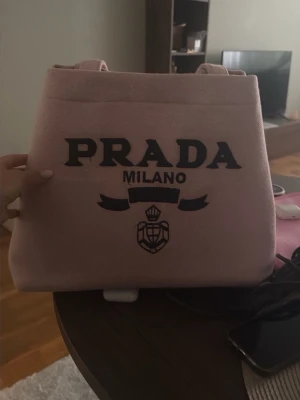 Väska  - Super snygg och fin rosa väska . Perfekt för strandhäng eller gå på stan .