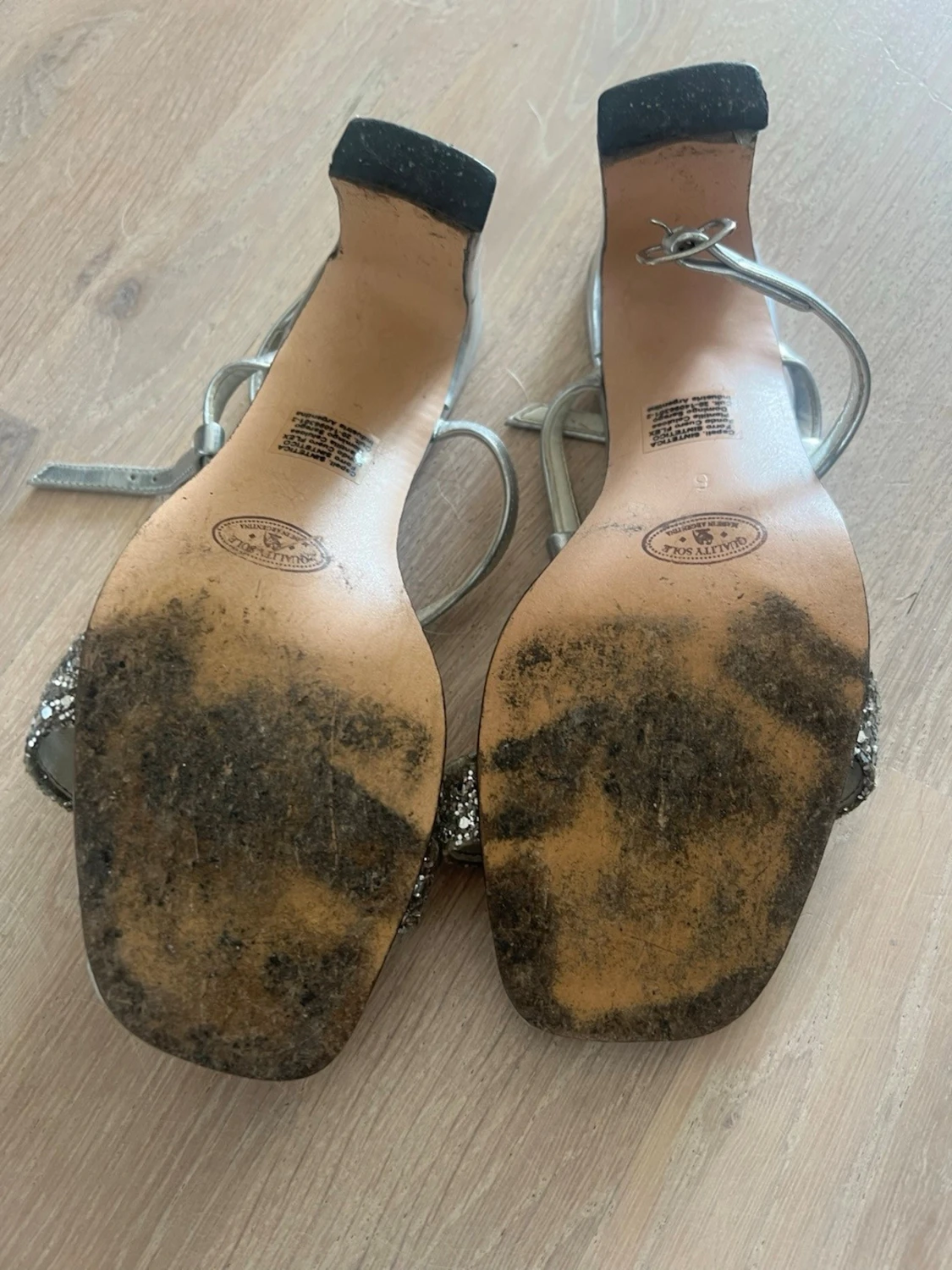 Silvriga pumps med glitterdetaljer - 3