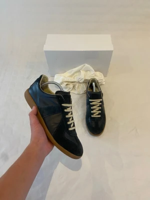 Blå Maison Margiela skor - Ruggit feta maison margielas skor i blått med storlek 43. Skorna är i gått sick, en liten skada vid hålen på högra skon. Se bild 1 vid hälen. Skriv gärna vid funderingar 👍 priset är ej hugget i sten 🤝🔥✅