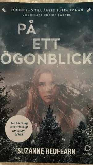 På ett ögonblick av Suzanne Redfearn - Romanen 'På ett ögonblick' av Suzanne Redfearn har ett omslag i mörka toner med snölandskap och en kvinna i förgrunden. Boken är utgiven av Nona förlag och handlar om kärlek, familj och att gå vidare efter en tragedgi. Kan rekommendera boken.