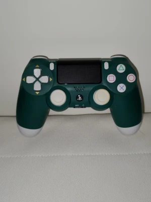 PS4 kontroll V2 special edition - Special edition dualshock 4 alpine green V2 kontroll i mycket fint skick, utan problem.