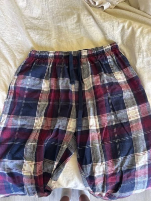 Rutiga loungewear-byxor XL - Mysiga loungewear-byxor från Time to Lounge i storlek XL. De passar mig som har S men då är dem lite stora såklart🩷