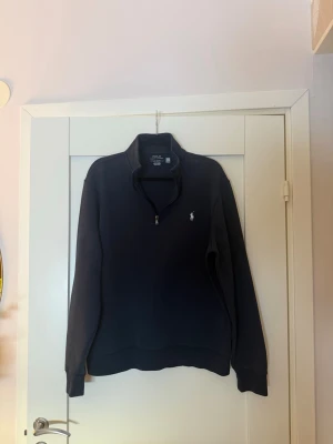 Mörkblå half-zip tröja Polo Ralph Lauren - Säljer nu en mörkblå Ralph lauren half-zip tröja. Tröjan är köpt på Ralph laurens egna hemsida till ett värde av 2400kr. Tröjan är tagen hand om väl och är i mycket bra skit och ör perfekt inför hösten och vintern.