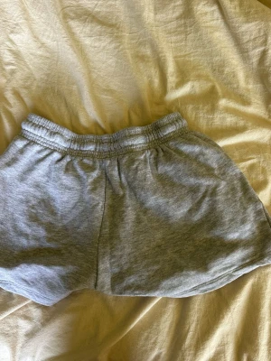 Grå mjuka shorts med resårmidja - Säljer ett par gråa mjukis shorts. De är inte använda många gånger, dom är ganska ”stora” för att vara S, skulle säga att de är mer som L🩷