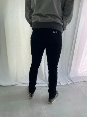 Dondup George  - Tjena! Dondup George (slim/skinny, bästa modellen) | Svarta | Storlek 32 | modellen: 185cm 76kg | skick 10/10| Dessa jeans passar perfekt till en snygg hoodie och ett par goa skor 👖hör av dig vid mer frågor eller funderingar🕺//Gradioso