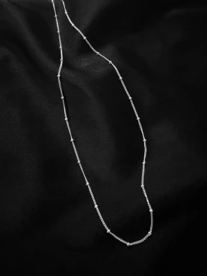 Silverhalsband med pärldetaljer - Halsband i silver med små pärldetaljer längs den tunna kedjan. Aldrig använd och i väldigt fint skick.