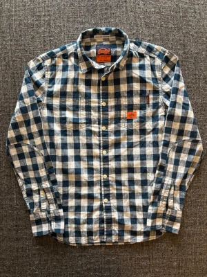 Superdry skjorta ~ vintage  - Sjukt eftertraktad Superdry skjorta ~ vintage rutig modell | st M | färg marinblå/vit | klassisk passform | perfekt vintage piece | OBS kan gå ner lite i pris vid snabb affär! 🏄