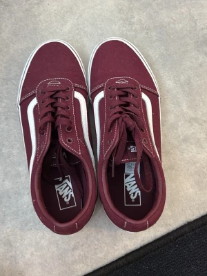 Vinröda Vans Old Skool sneakers - helt nya använd en gång! 