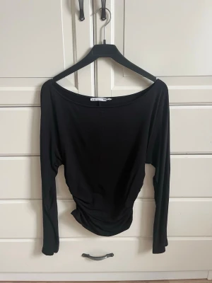Off shoulder topp - Säljer en superskön svart off shoulder topp. Den är figursydd och sitter därav tightare i magen. Storlek xs. Jättebra skick🩷