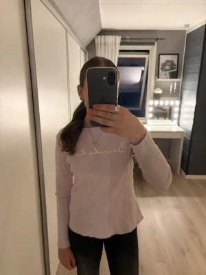 Ljusrosa långärmad Bondelid tröja -  Ljusrosa långärmad Bondelid tröja. Tröjan har en klassisk rund halsringning och är i ett mjukt, stretchigt material.