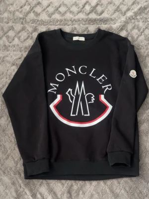 Svart Moncler sweatshirt med logga - Riktigt snygg använd kanske 1-2 gånger
