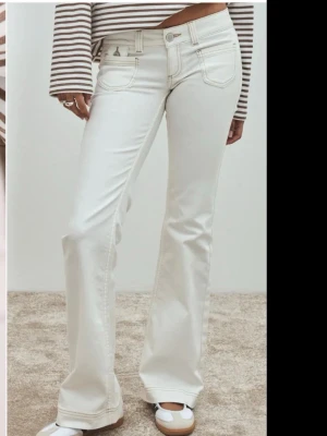 Low rise vita bootcut jeans - Perfekta low rise jeans! Endast provade då de tyvärr var lite långa på mig och jag glömde lämna tillbaka. Orginalpris 699kr. Lapp och påsen är kvar💗 