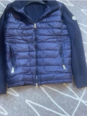 Moncler cardigan  - Snygg mörkblå  moncler cardigan i Storlek L men passar även för folk som använder M helt ny inga skador 