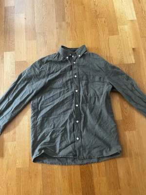 Linne skjorta från H&M - Grön linne skjorta från H&M Storlek XS Regular fit Inga defekter Den ser endast skrynklig ut för den legat orörd i garderoben  Pris kan diskuteras 