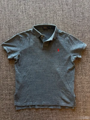Ralph Lauren pike  - Sjukt eftertraktad Ralph Lauren piké ~ klassisk vintage modell | st M | färg marinblå | klassisk passform | perfekt vintage piece | OBS kan gå ner lite i pris vid snabb affär! 🏄