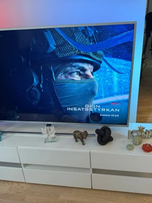 Vit tv-bänk med förvaring + 4k 65 Tum Ambilight Tv 60Hz säljs som Paketpris!  - Hej Säljer en modern vit tv-bänk VidaXL med flera förvaringsutrymmen och luckor. Bänken har en slät yta och stilren design som passar bra till vardagsrummet. Perfekt för att ställa tv, dekorationer och förvara elektronik eller annat. Mått 16X166Cm Som Ny! Och en SuperFin Nice Philips 4k Tv 65Tum 60Hz JätteklarFin Bild inga Döda Pixlar också i Nyskick Tänkte  mitt pris För Både Tvn och Tv-bänken 6500kr hör av dig vid Frågor Funderingar Tack! Mvh ReyOdell😊 Tvn har InbygdAmbilight på Sidorna av Tvn